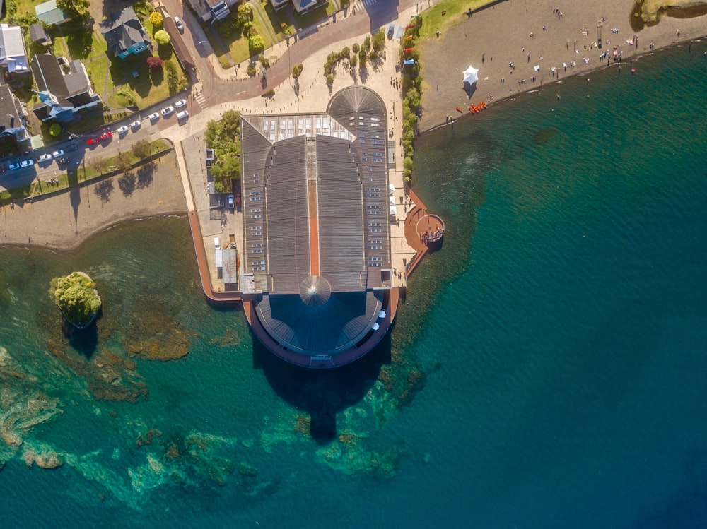 Vista aérea del cuerpo de agua