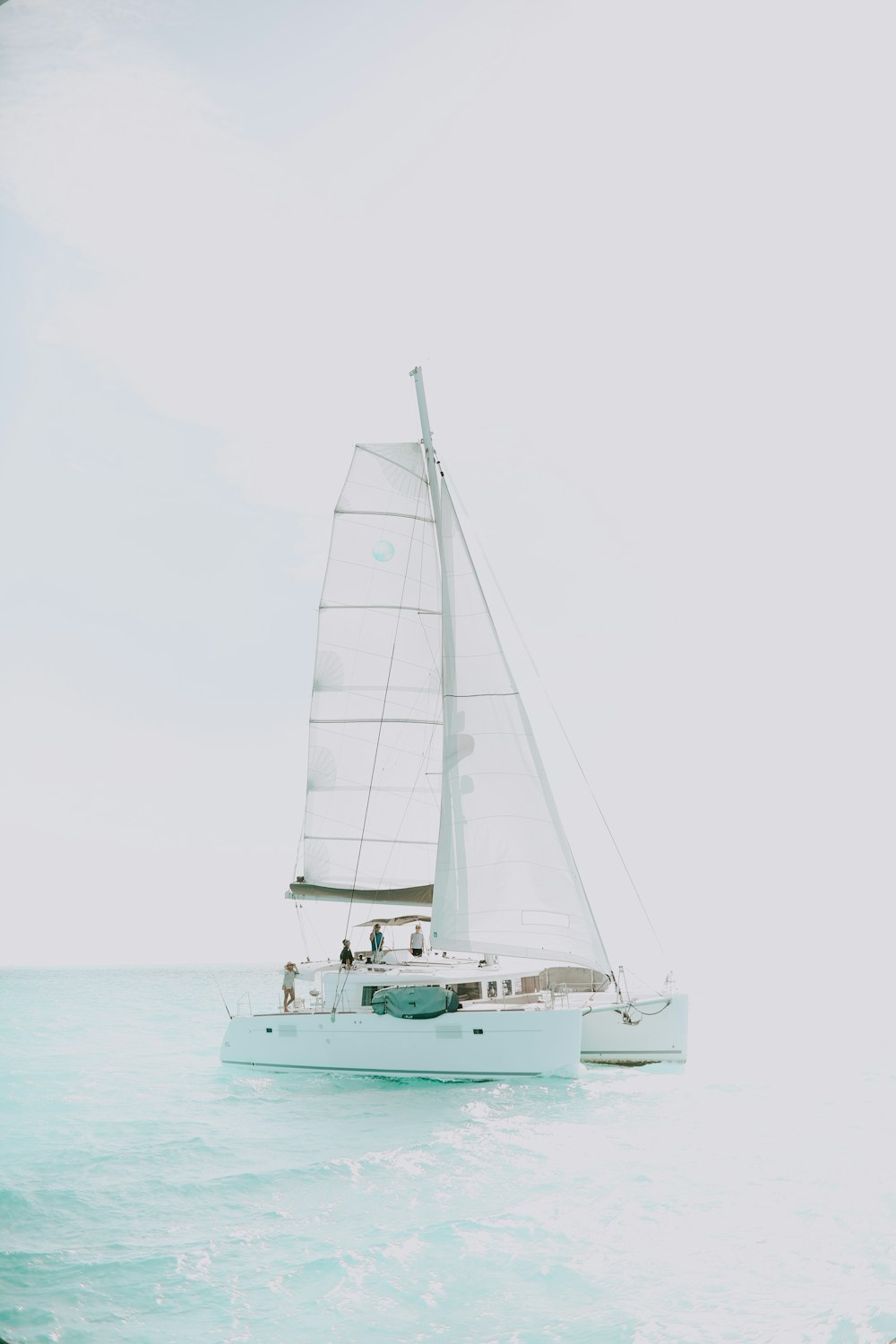 yacht blanc sur plan d’eau pendant la journée