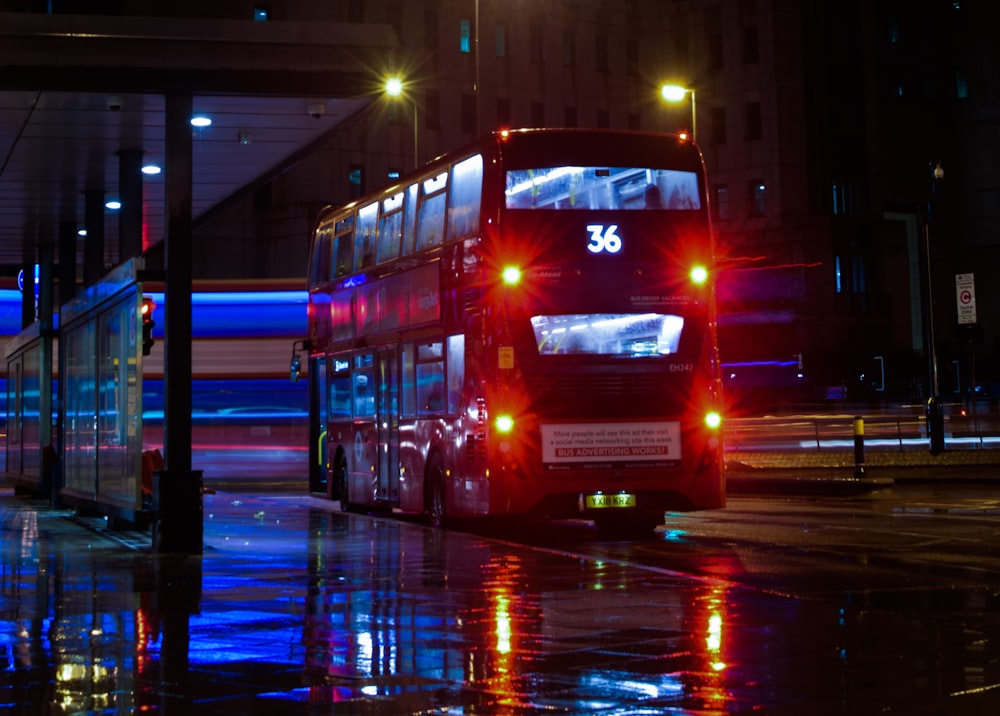 Autobús doble negro en carretera