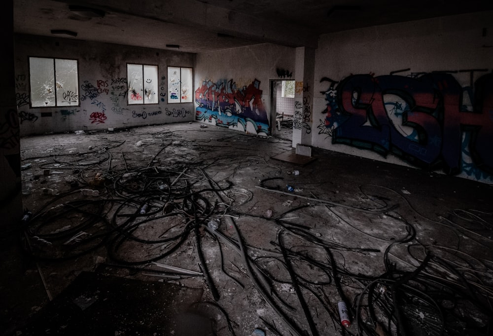 Una habitación con graffiti por todas las paredes