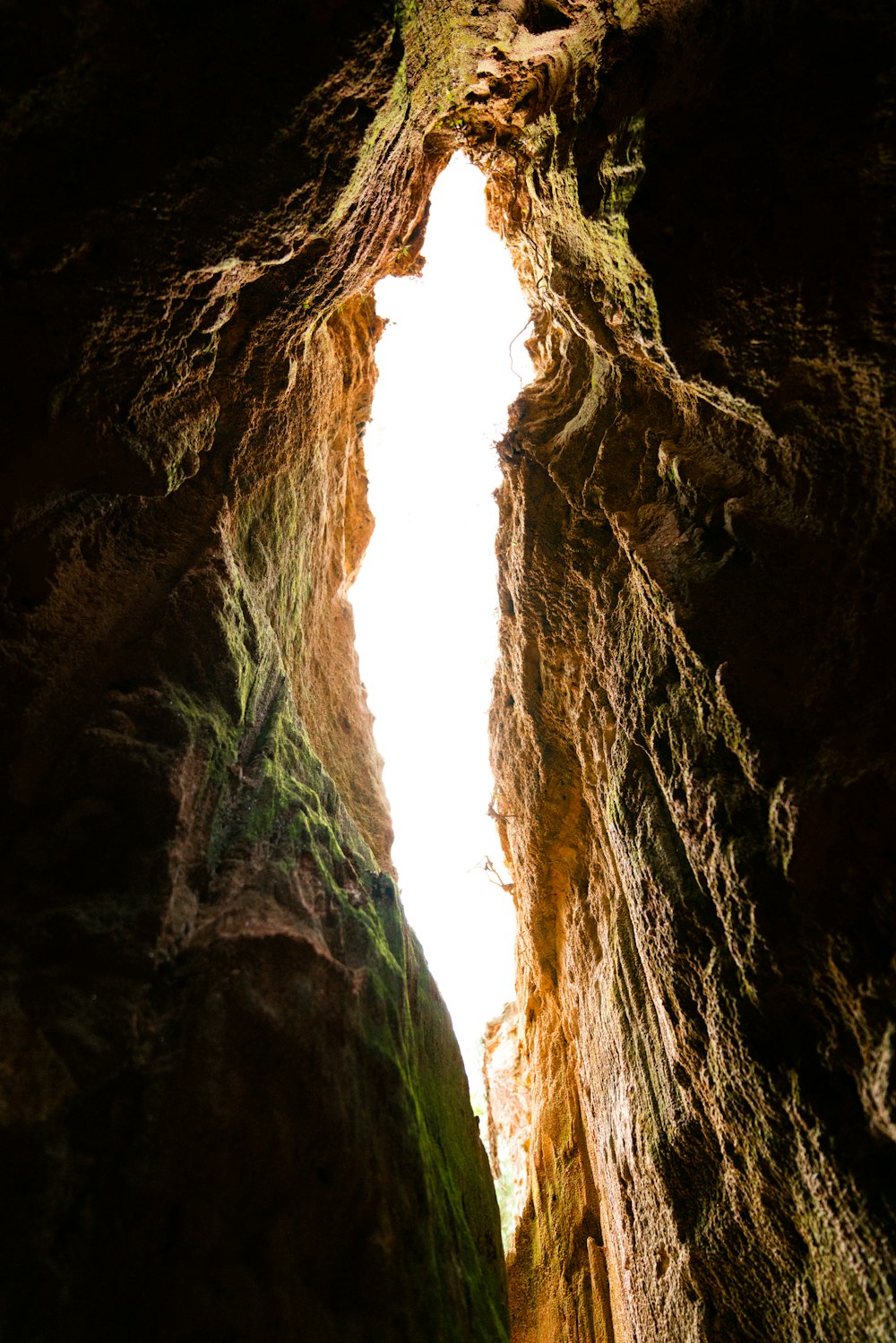Photographie en contre-plongée à l’intérieur de la grotte