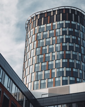 gray and brown building close-up photography