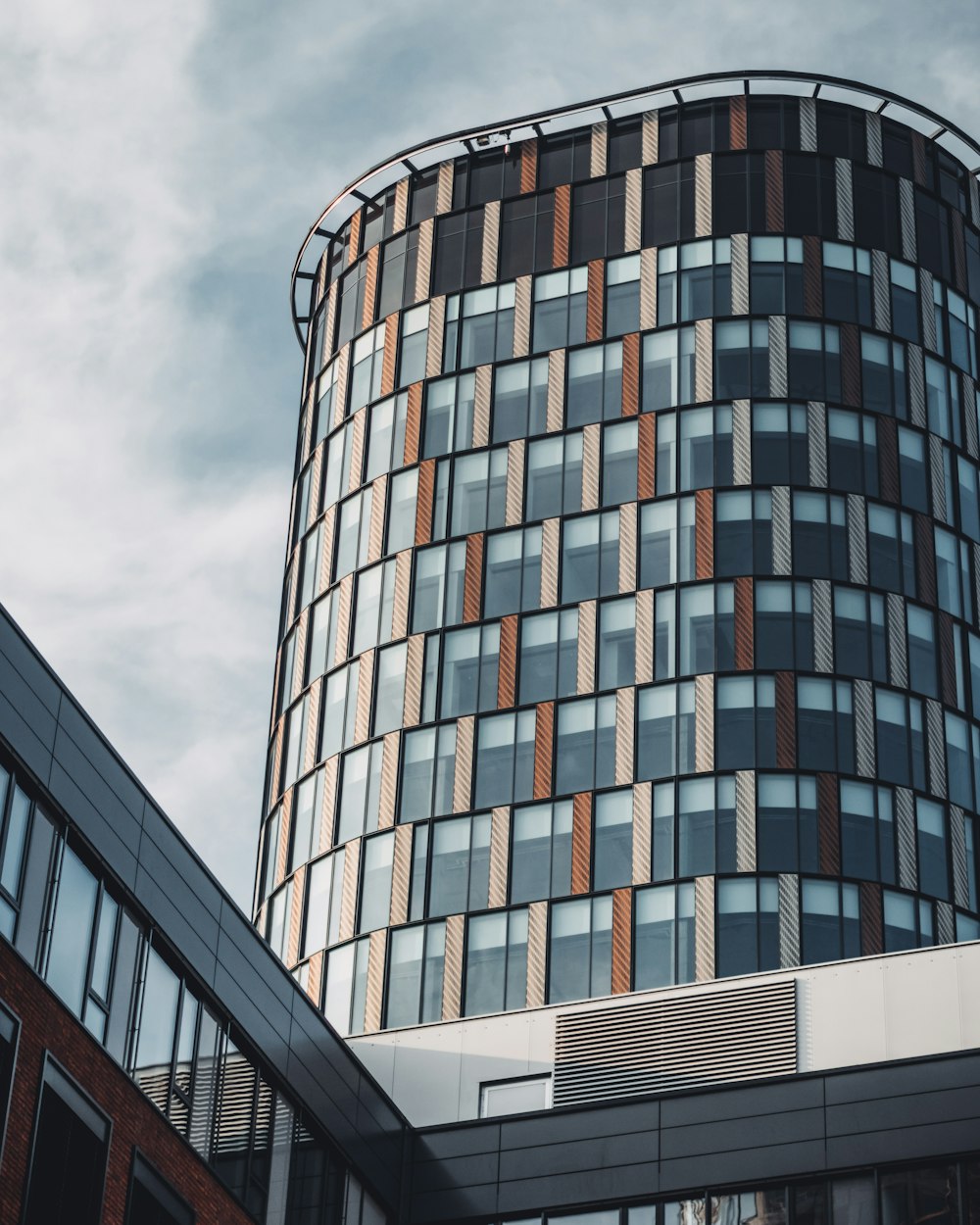 Fotografia de close-up de edifícios cinzas e marrons