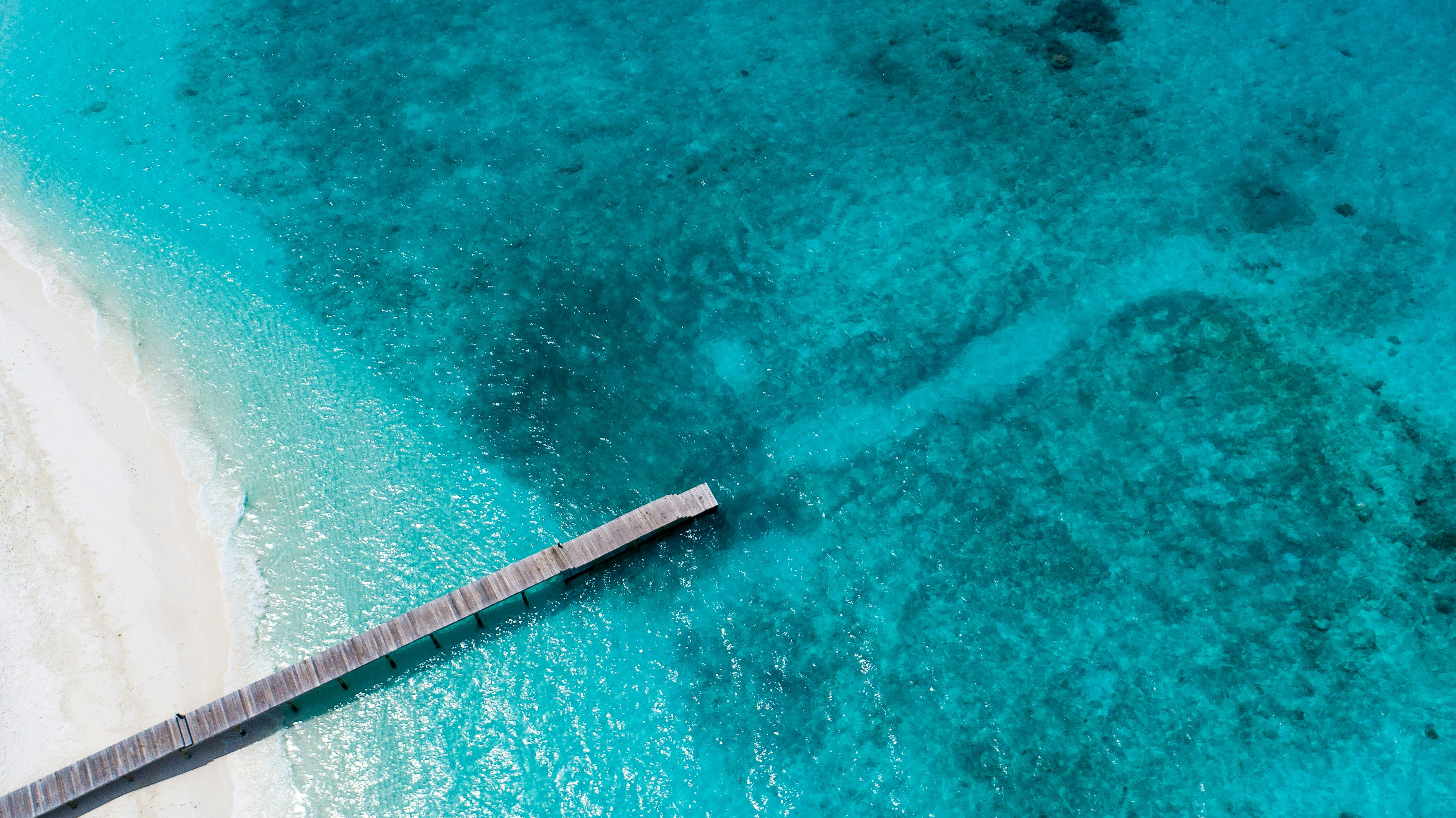 Luftaufnahme des braunen Holzdocks