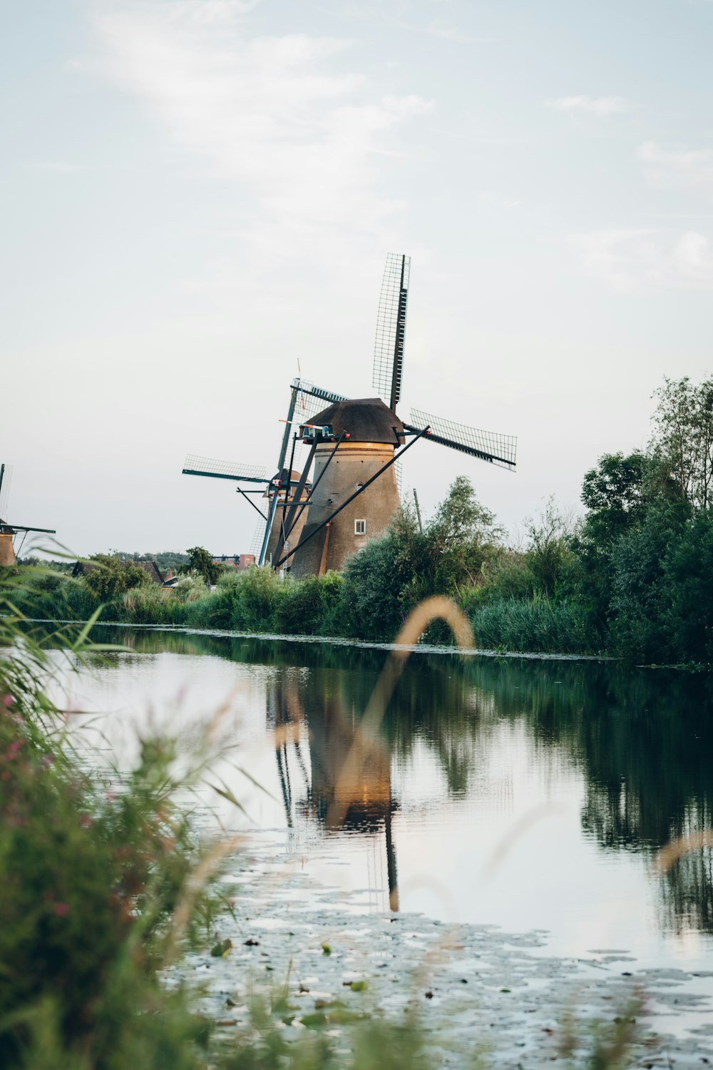 Selektive Fokusfotografie von Windmühlen