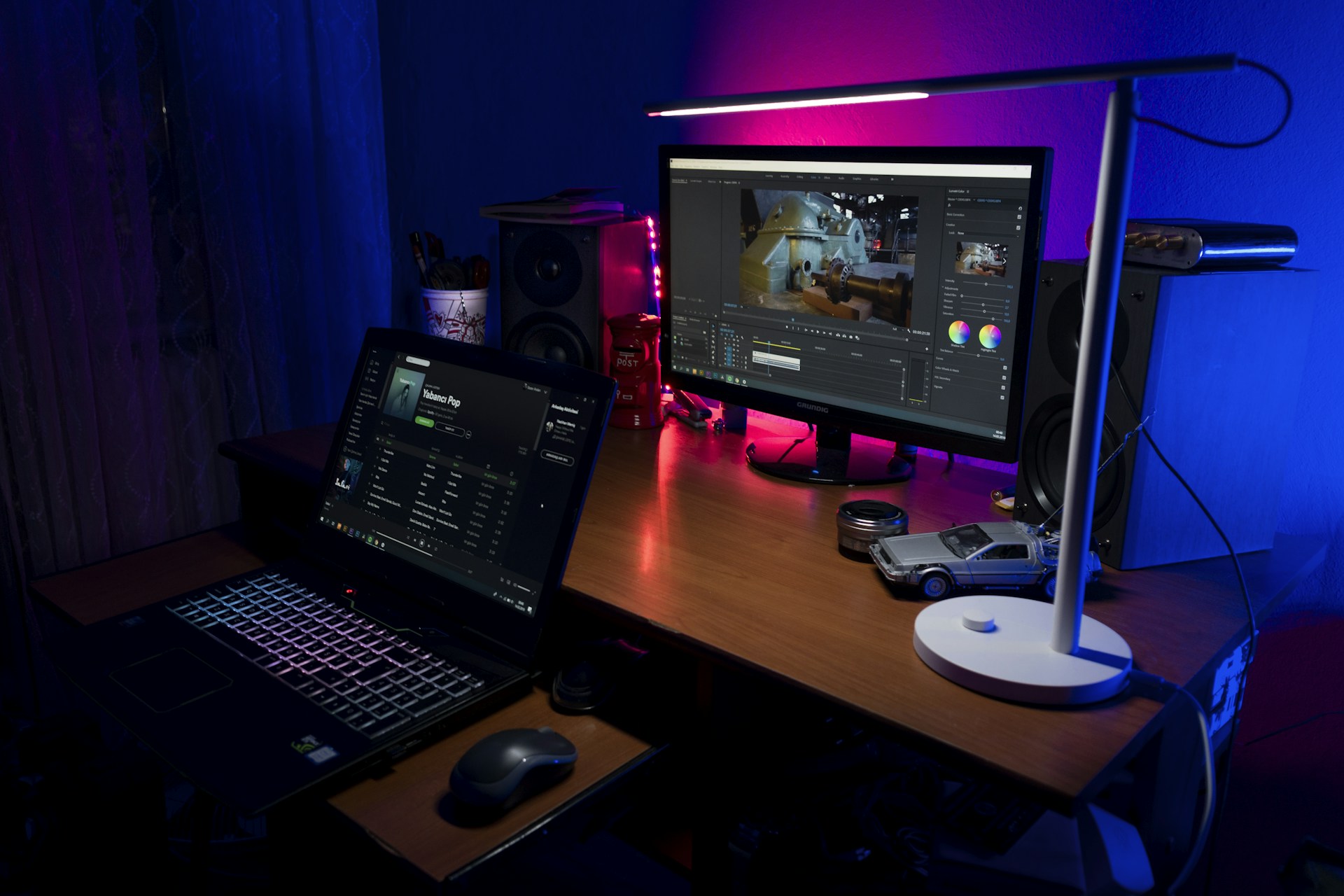 gray computer monitor