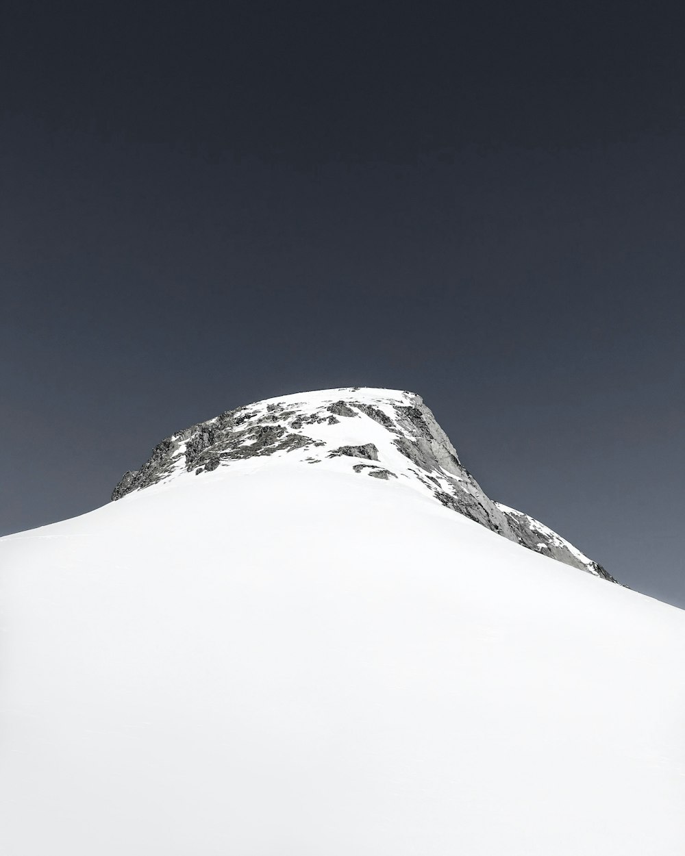 Montanha rochosa coberta por neve