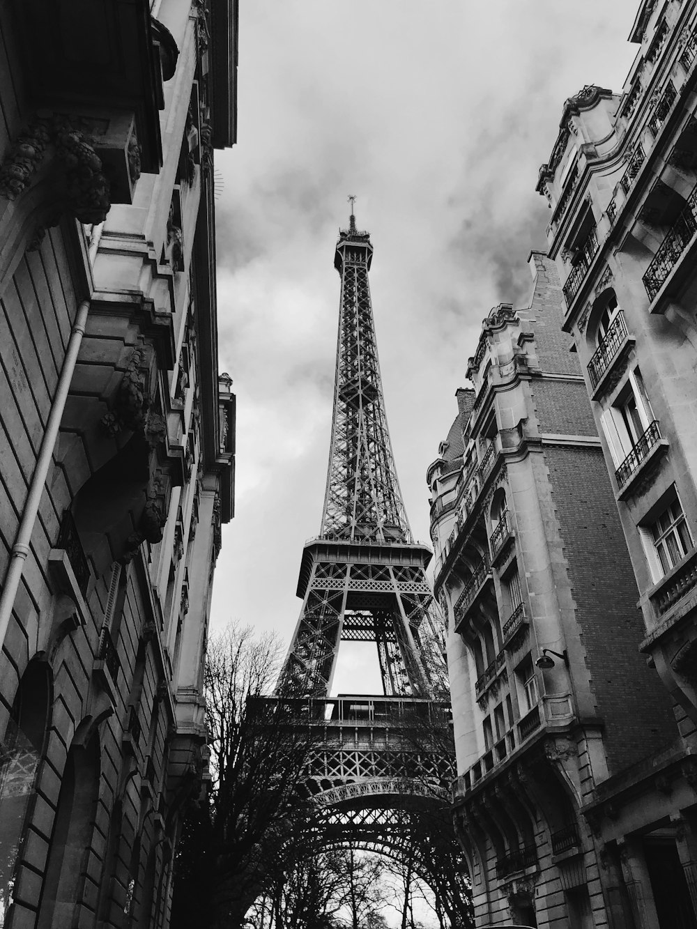 Foto en escala de grises de la Torre Eiffel