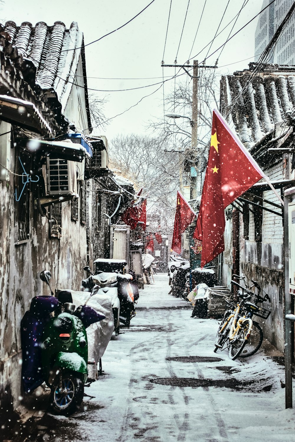 Calles vacías cubiertas de nieve durante el día