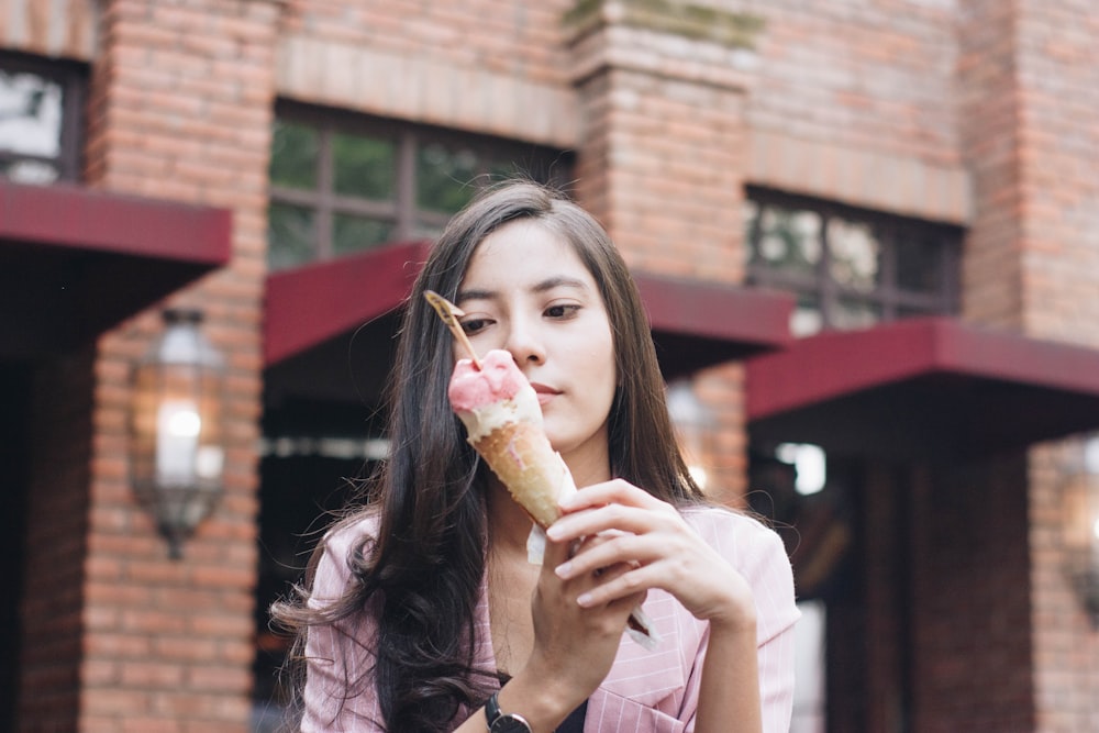 Mujer sosteniendo ceream de hielo