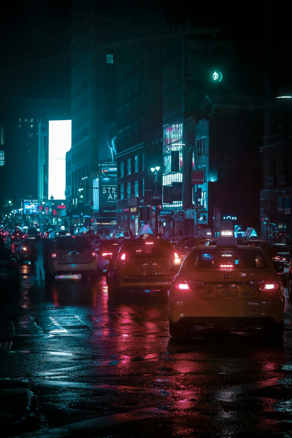 veicoli che viaggiano su strada durante le ore notturne