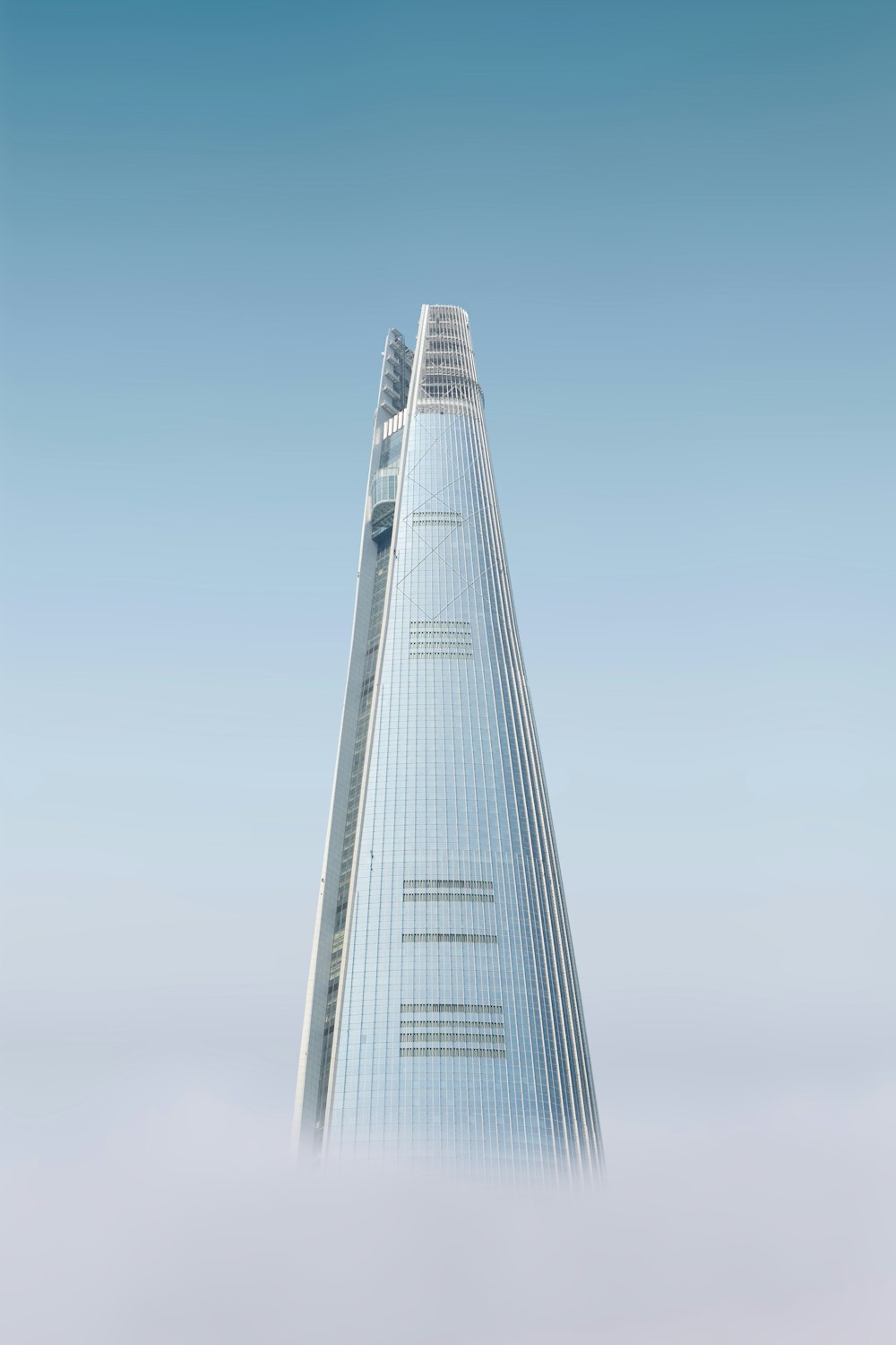 grattacielo bianco con nebbia
