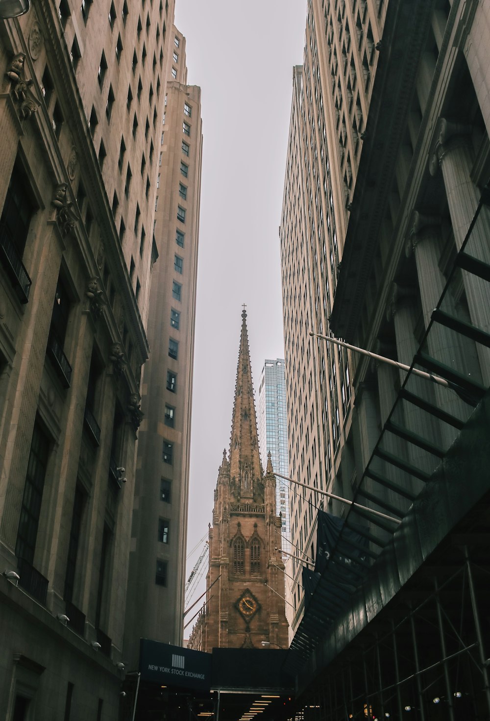 fotografia de baixo ângulo de arranha-céus