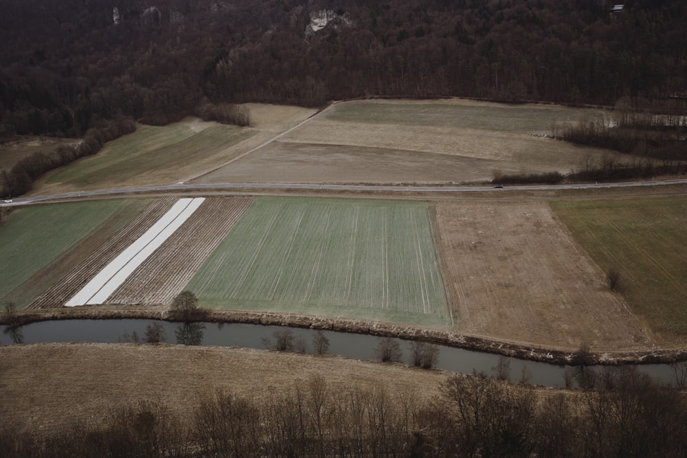 campo verde e marrone durante il giorno