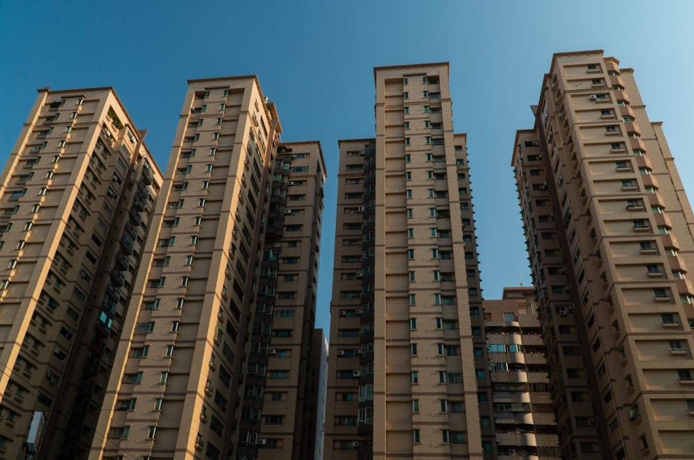 grattacieli in cemento marrone