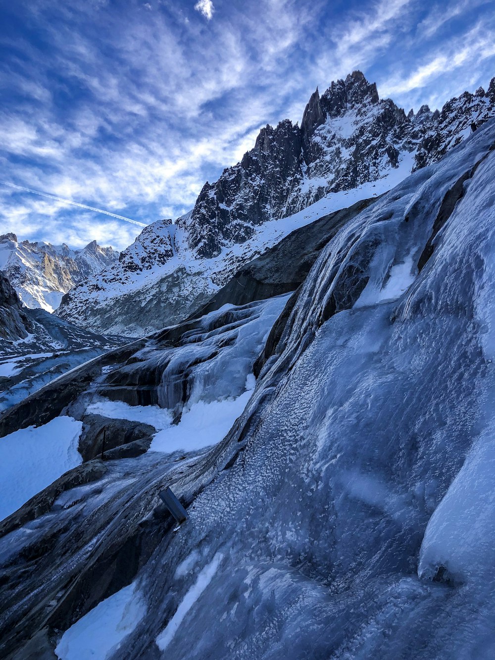 Montaña cubierta de nieve