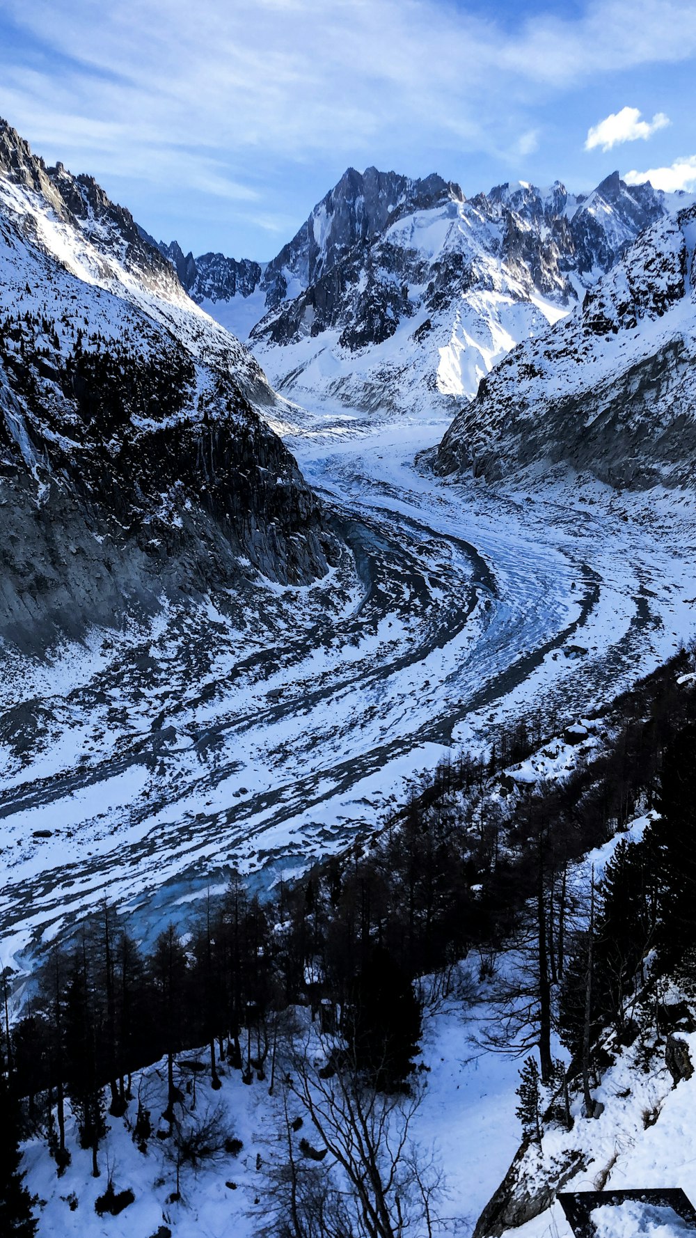 montagna innevata sotto nuvole bianche