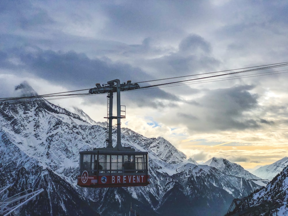 rot-graue Seilbahn Brevent tagsüber