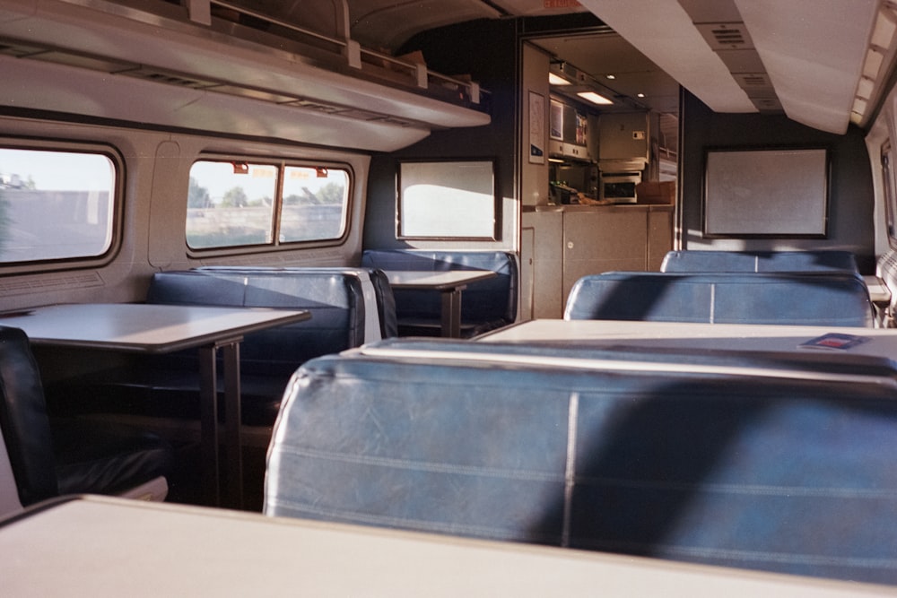青と白の電車の座席で、車内には人がいない