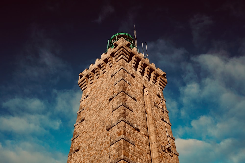 Fotografía de ángulo bajo de un edificio marrón