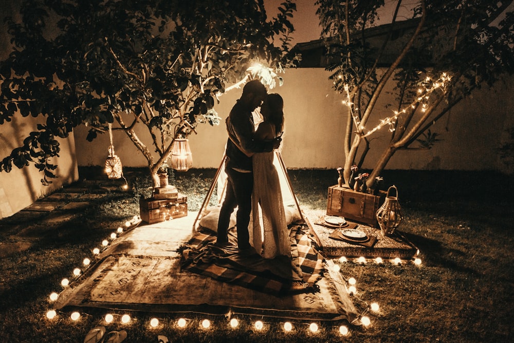 Homem e mulher cercados por tealights
