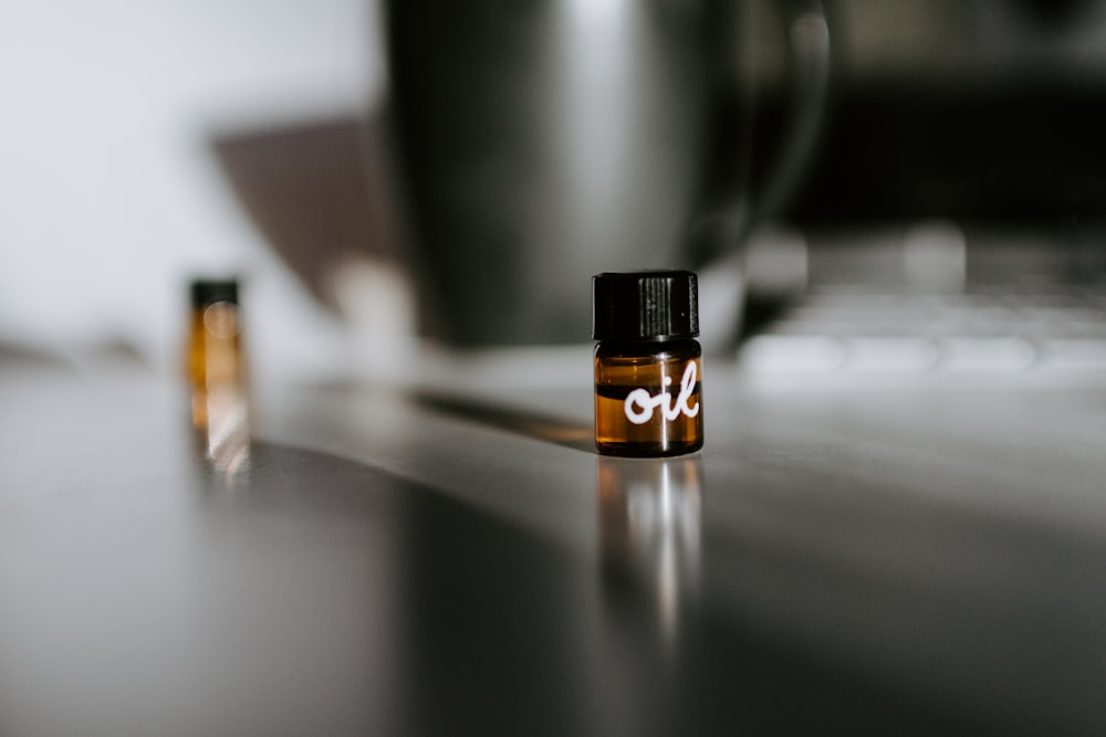 bouteille d’huile aromatique sur le bureau