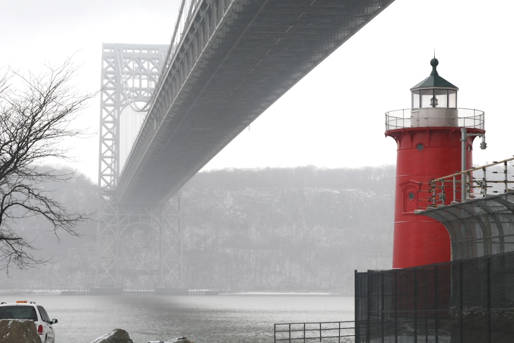 Pont en acier gris au-dessus d’un plan d’eau