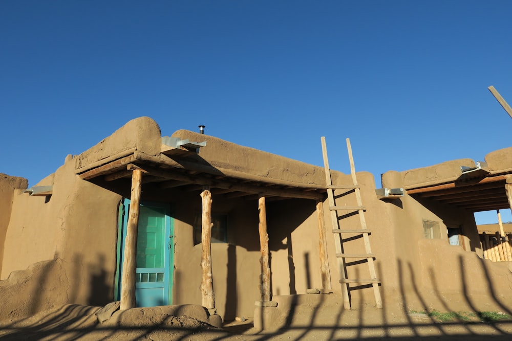 Casa marrón bajo el cielo azul