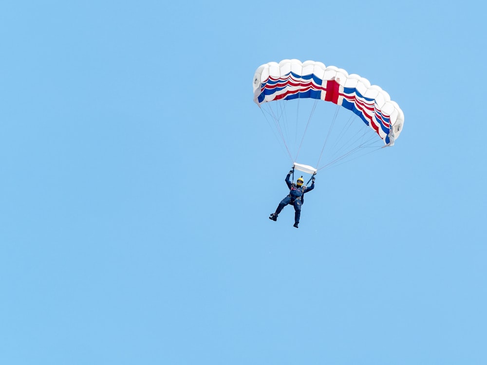 personne parapente sous ciel bleu