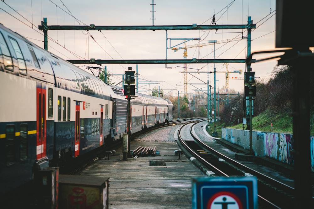 treno sotto il cielo bianco