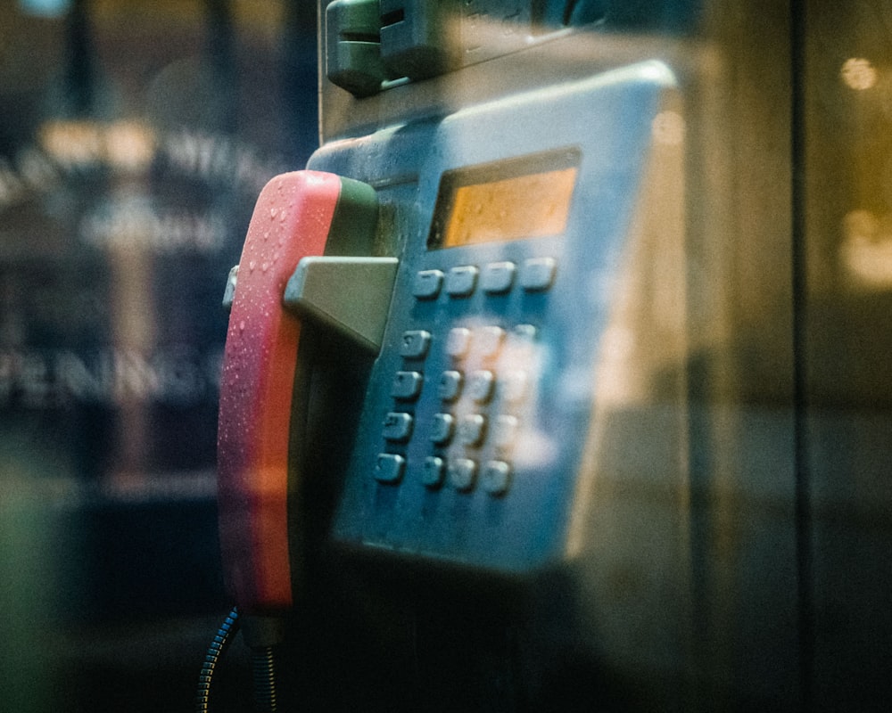 telefono digitale con filo blu e rosso