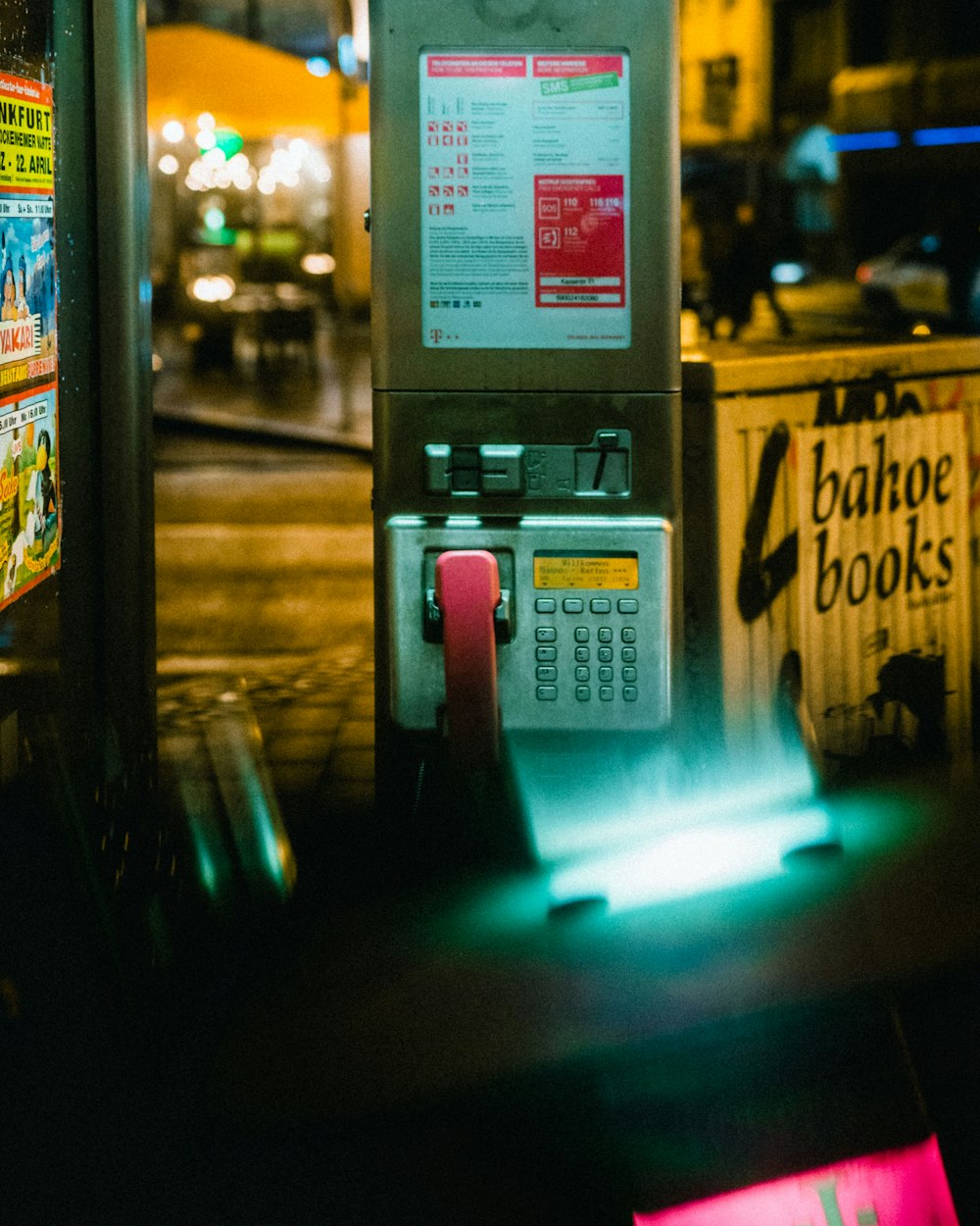 Foto de enfoque superficial de teléfono gris