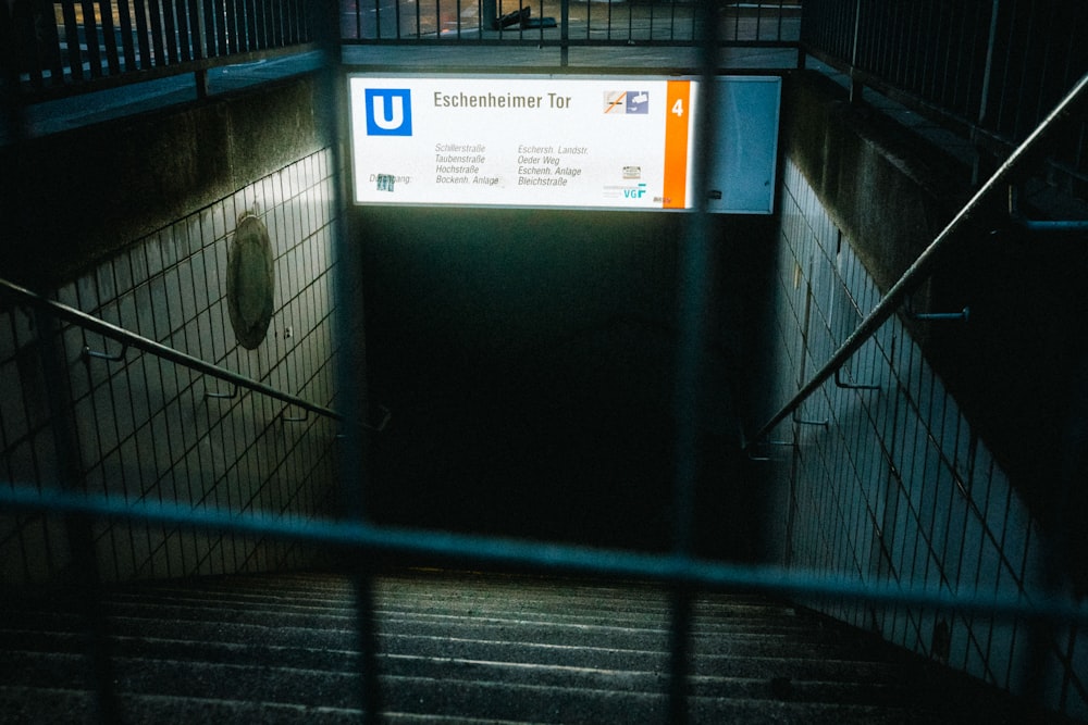 계단 근처의 닫힌 문