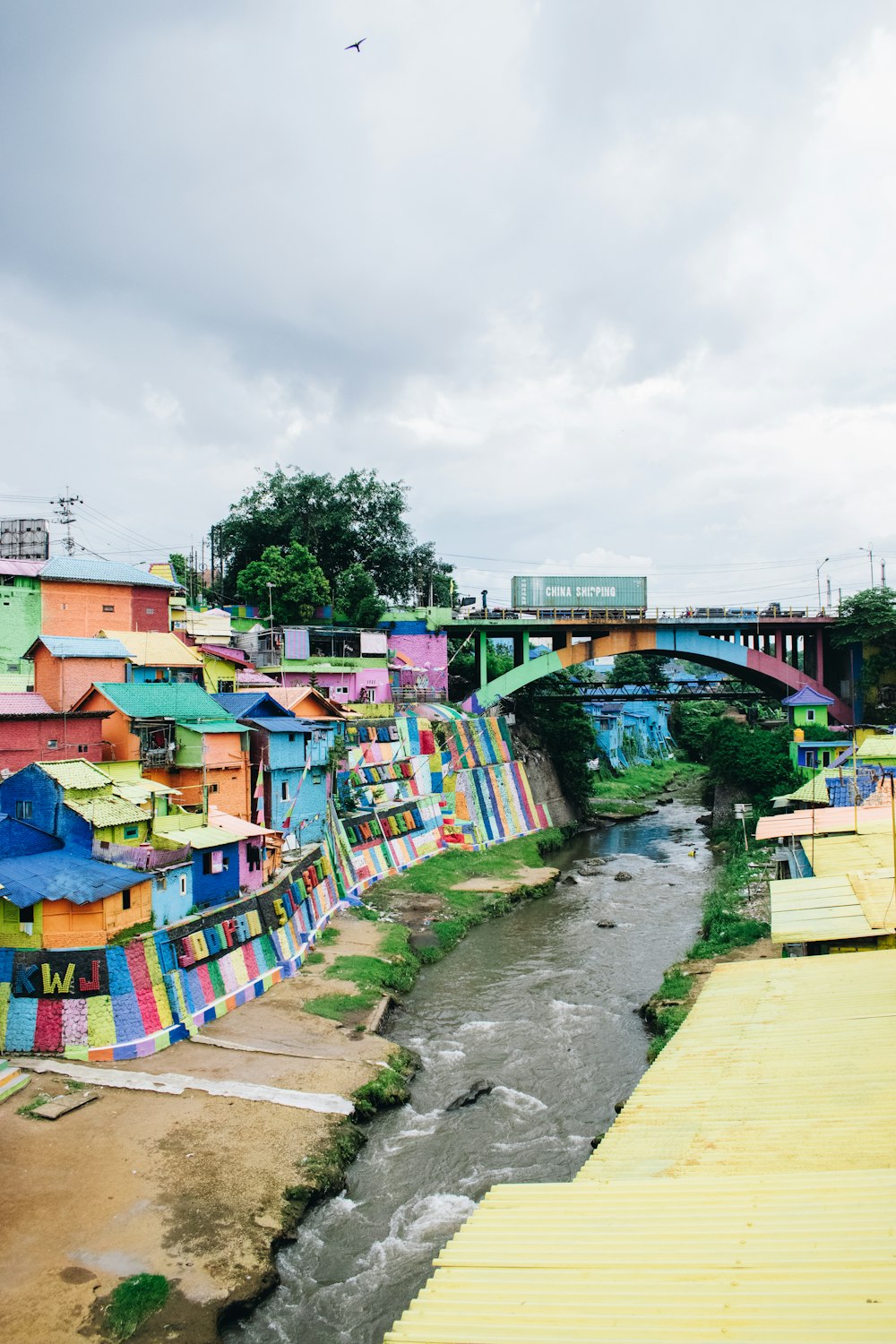 puente de acero pintado multicolor