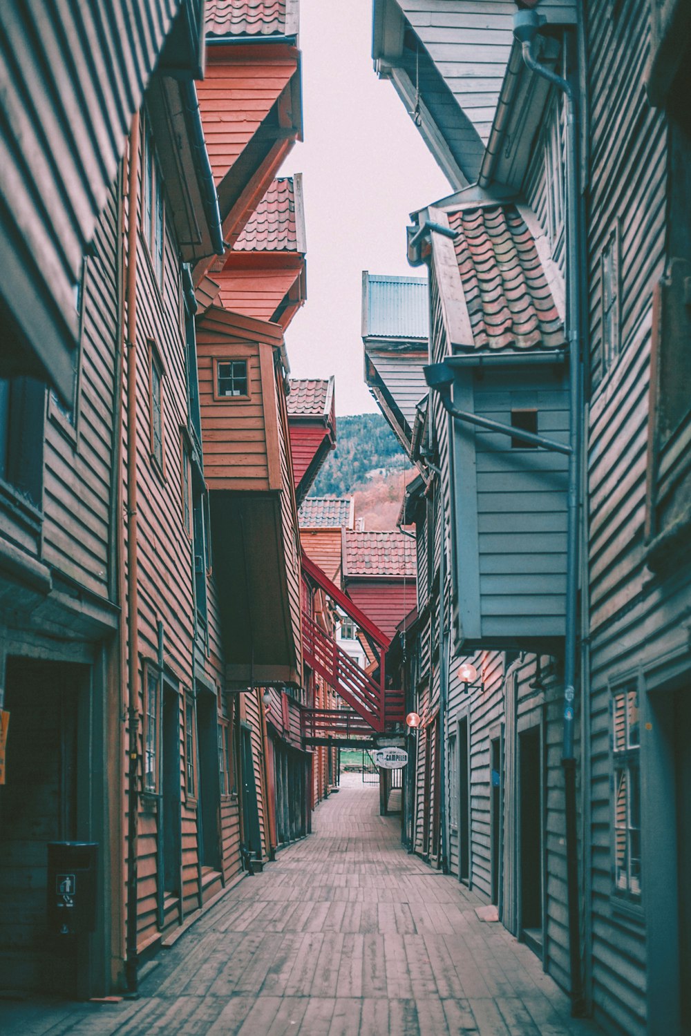 Captura de pantalla de casas de colores variados entre callejones vacíos