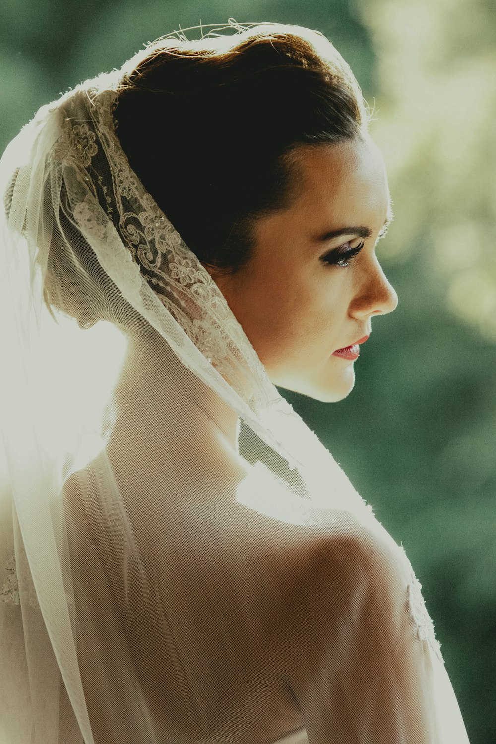 mulher usando véu de casamento branco