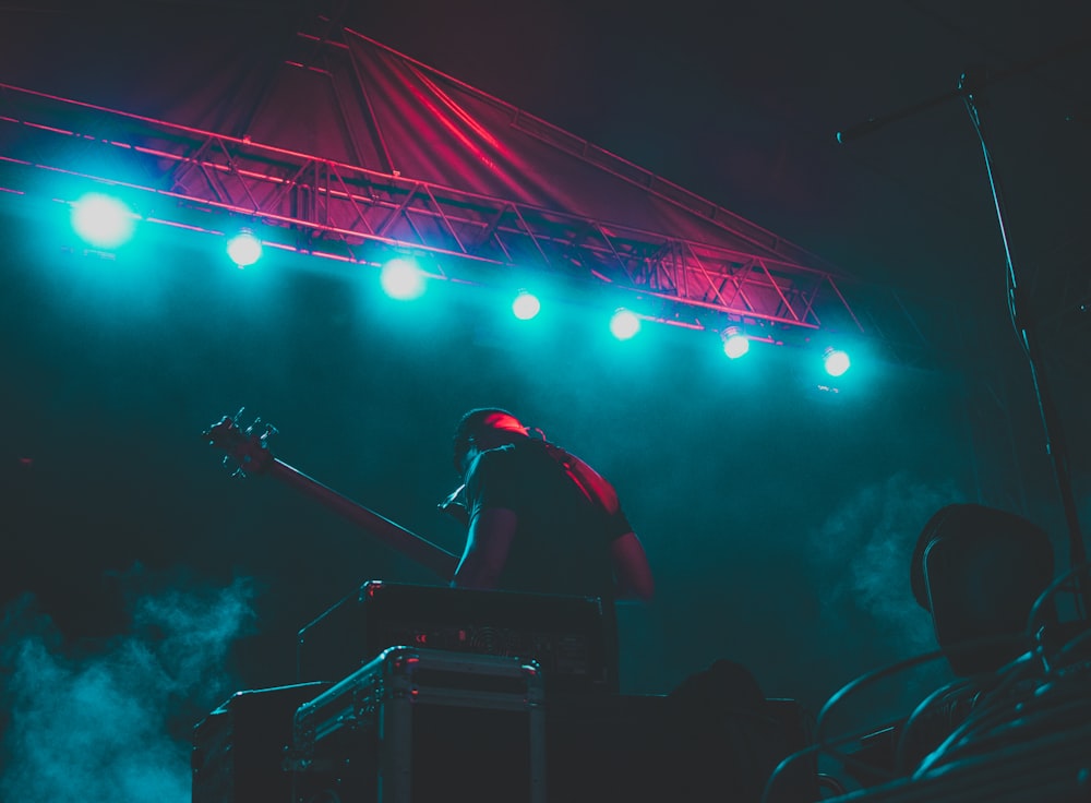 man playing guitat