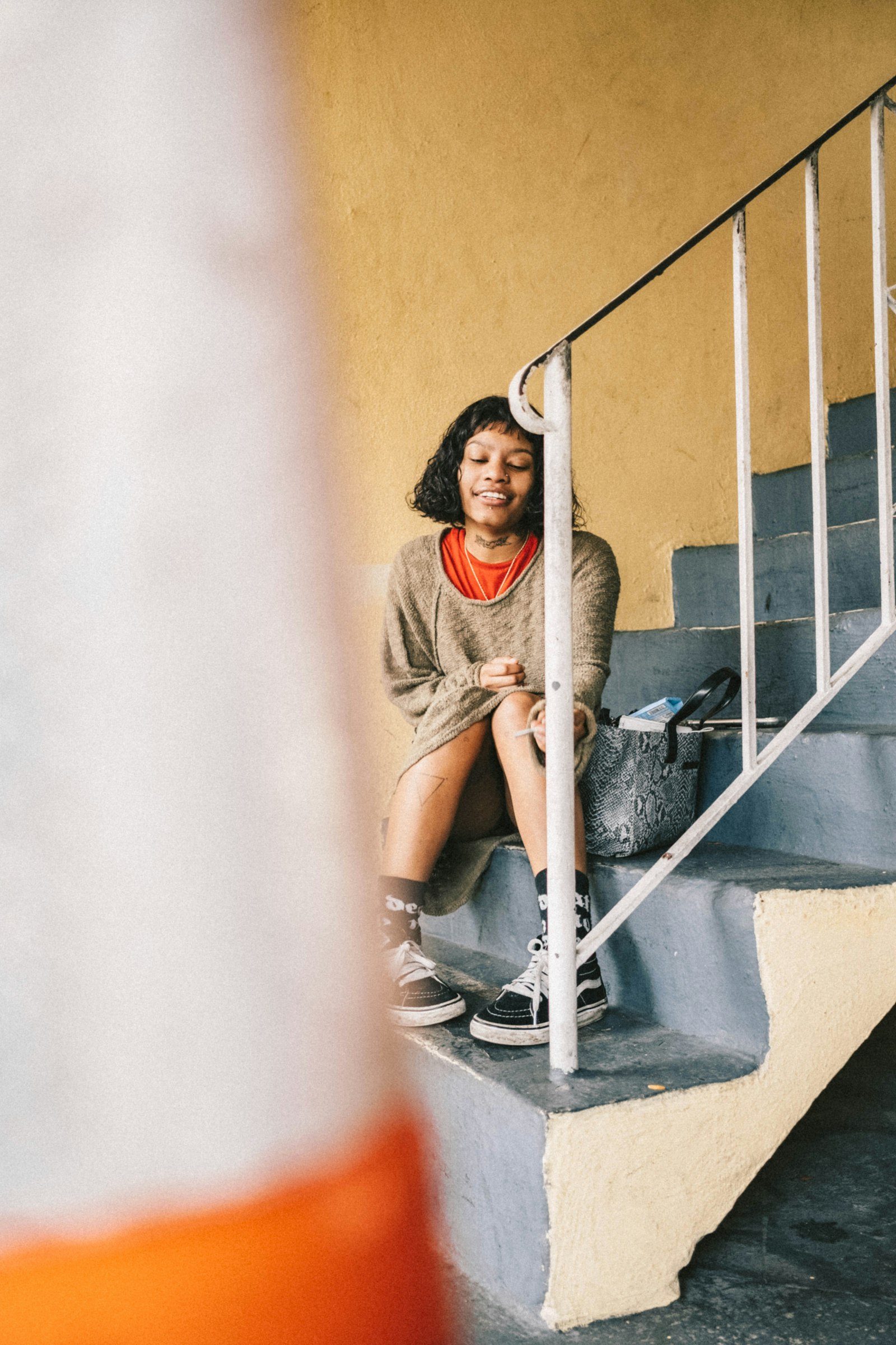 Fujifilm X-Pro2 + Fujifilm XF 23mm F2 R WR sample photo. Woman sitting on gray photography