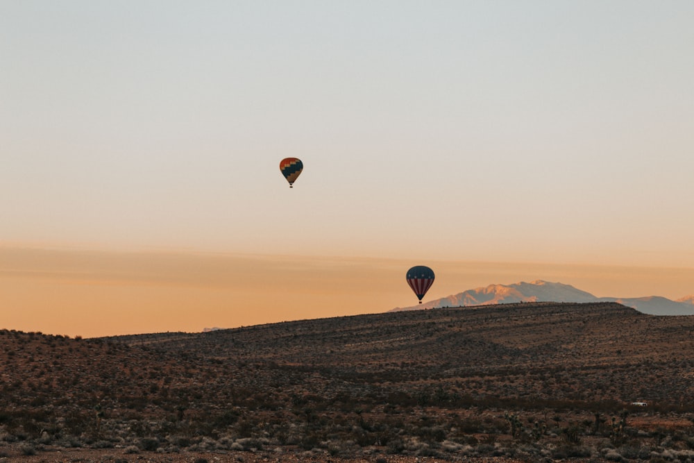 Balões de ar quente voando durante o dia