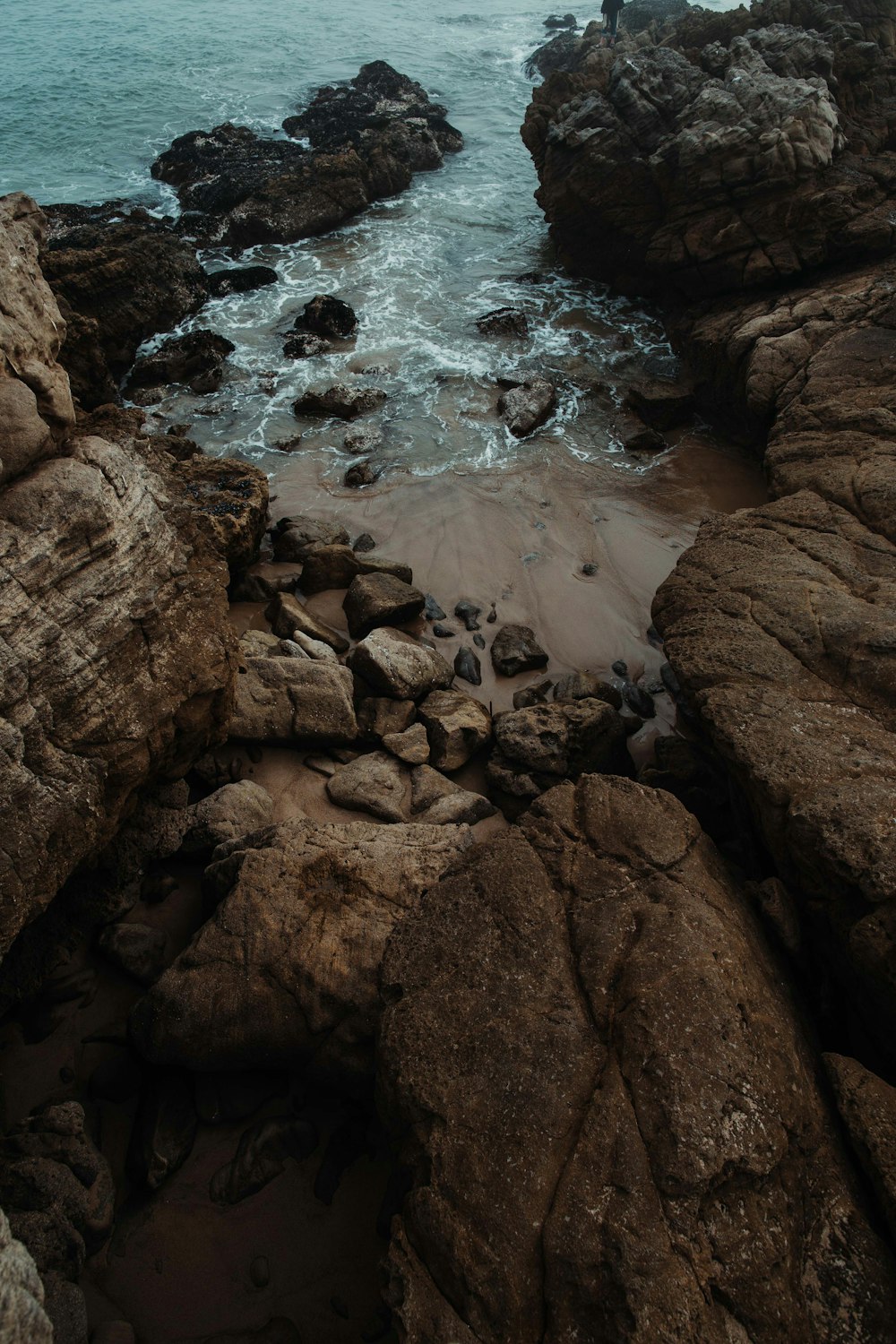 Vagues déferlantes sur le rivage rocheux