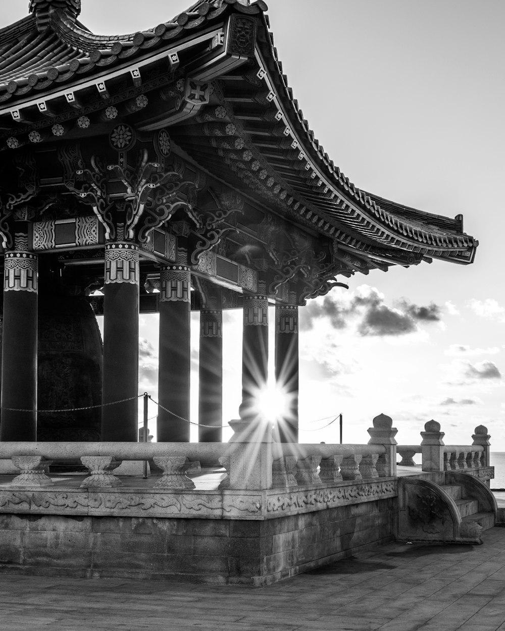 Photographie en niveaux de gris du temple