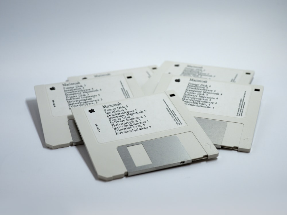 cuatro disquetes de MacBook
