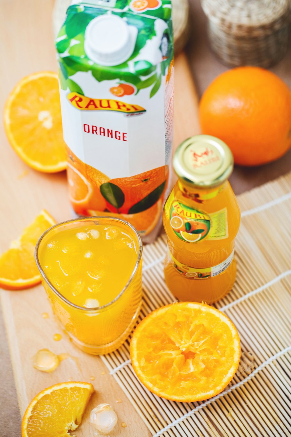 容器の横にあるガラスのオレンジ ジュースの写真 Unsplashで見つけるアラブ首長国連邦の無料写真