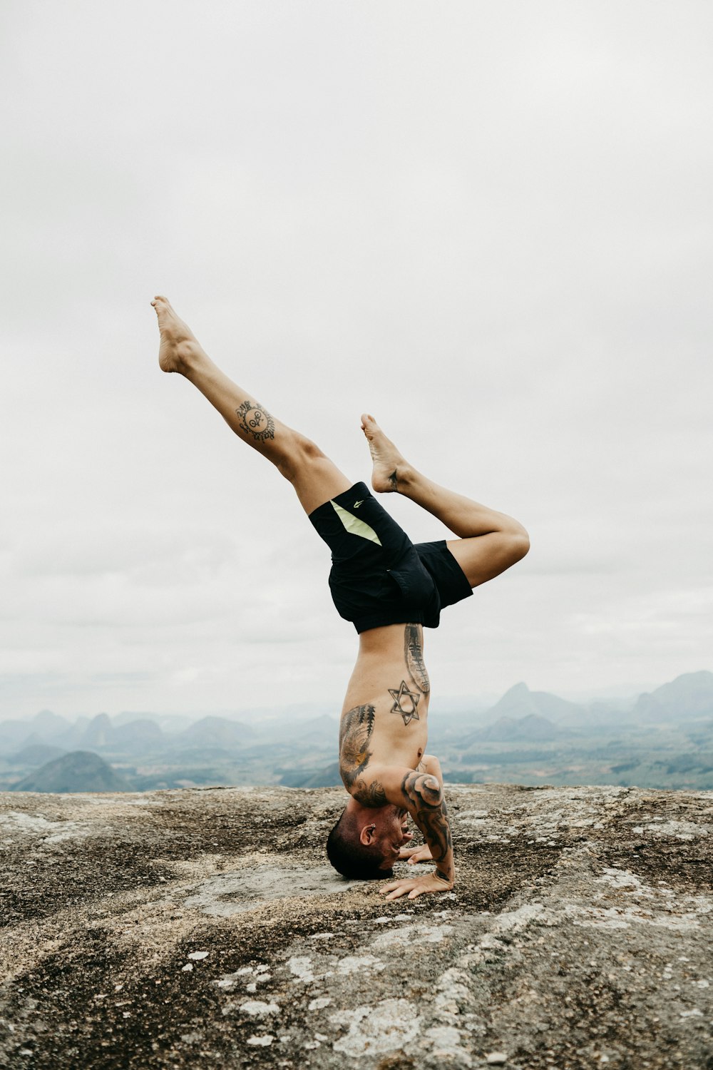 Mann macht Handstand