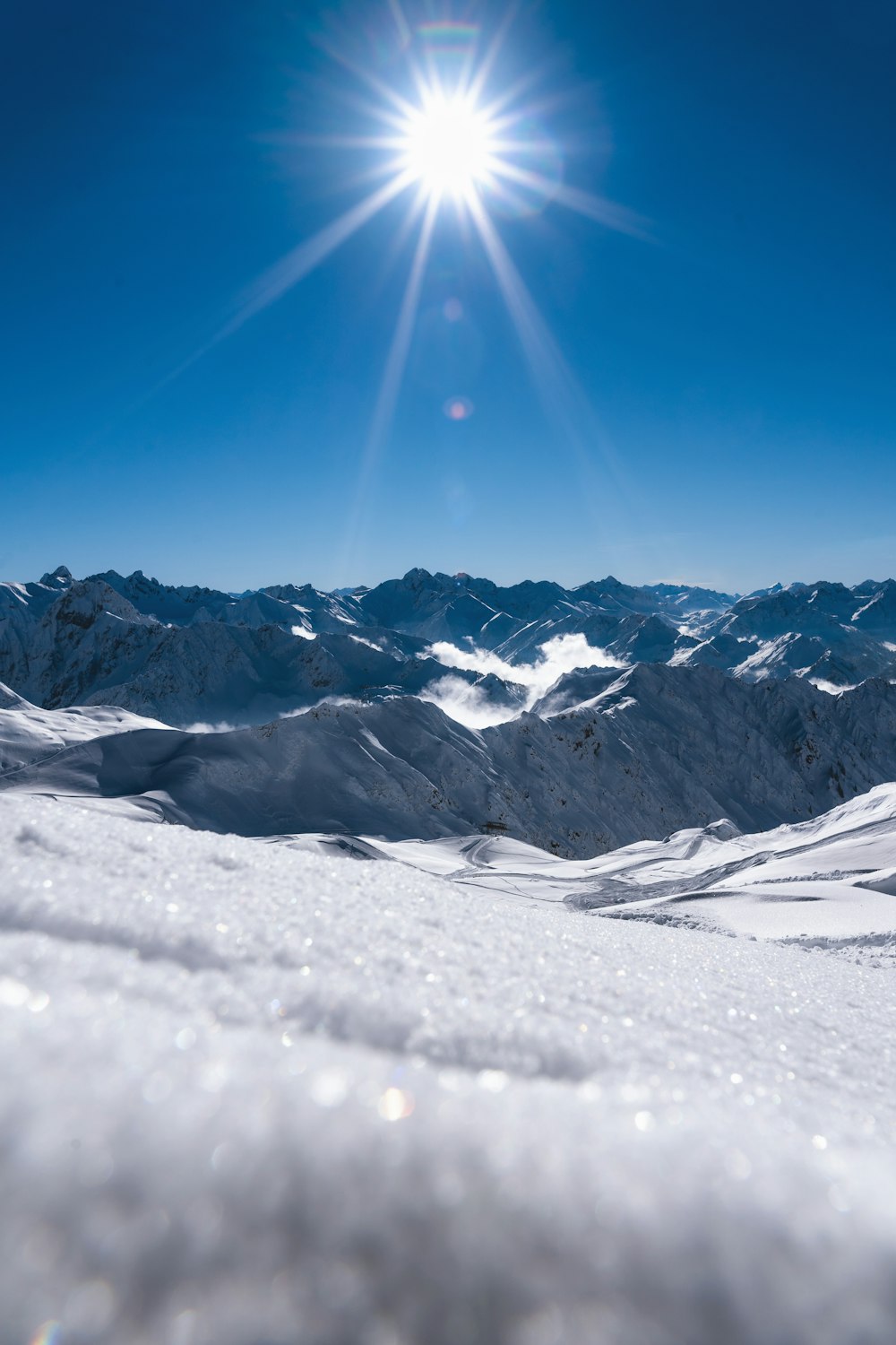 montagna innevata sotto il cielo blu