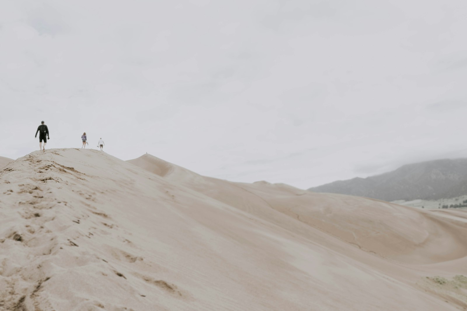 Canon EOS 7D Mark II + Canon EF-S 18-135mm F3.5-5.6 IS STM sample photo. Man standing on dessert photography