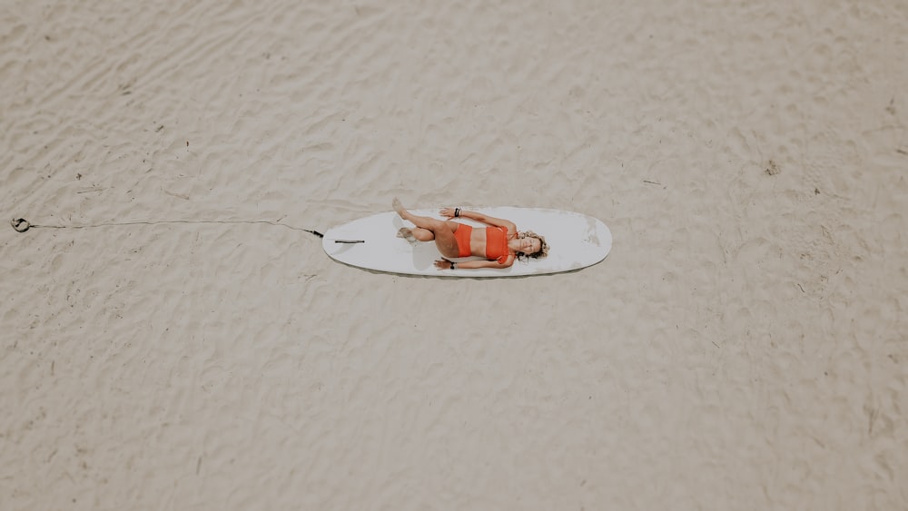 Mujer en tabla de surf blanca