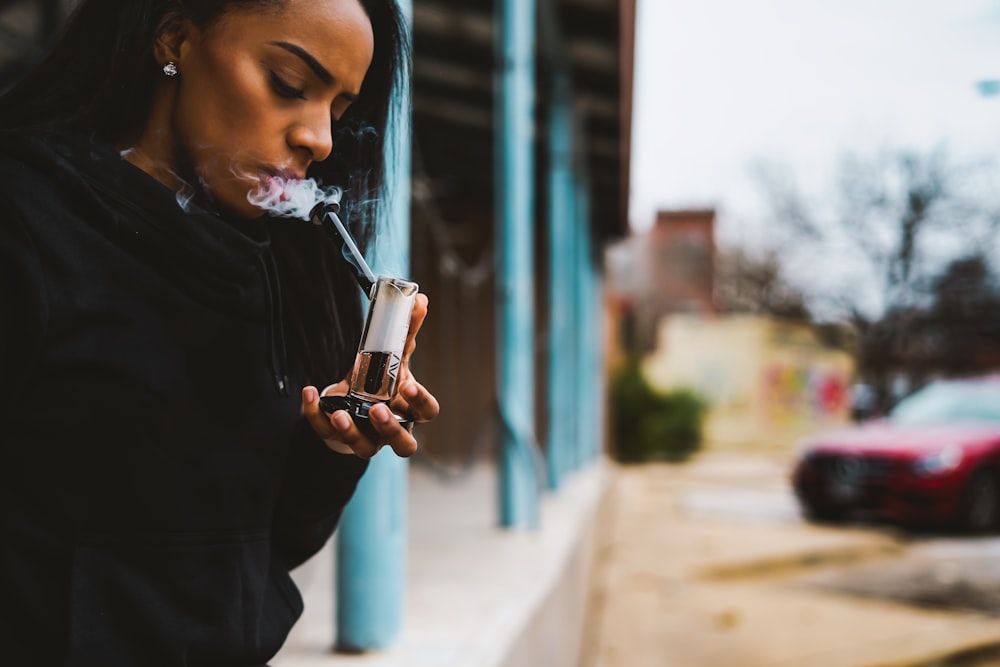 flaches Fokusfoto einer rauchenden Frau