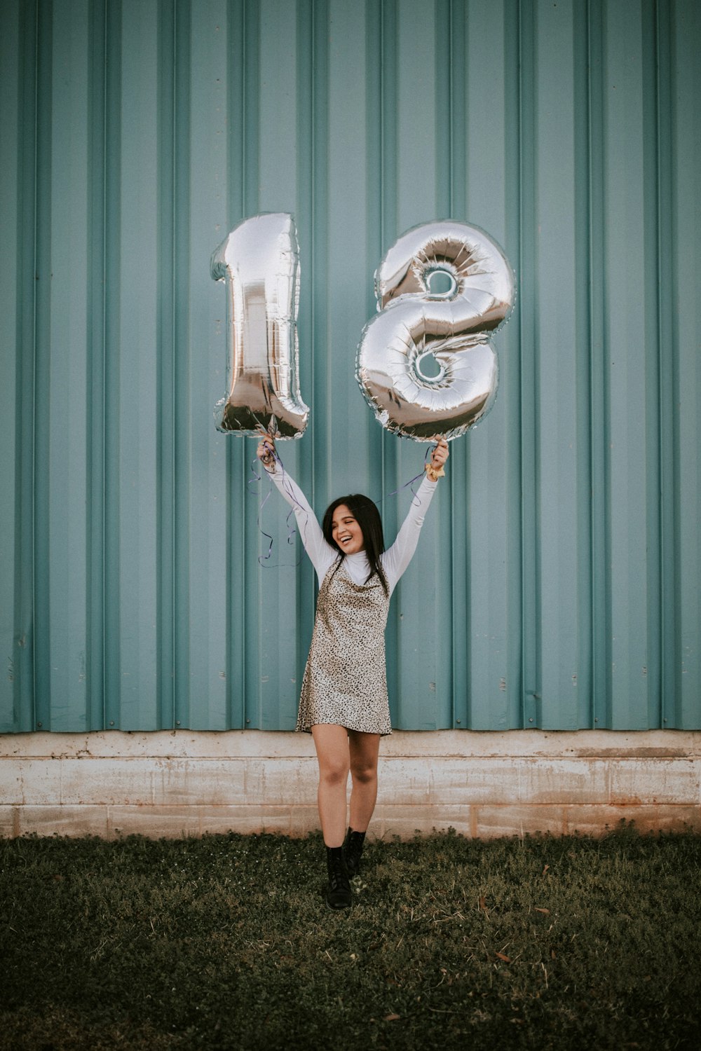 Mujer sosteniendo 1 y 8 globos