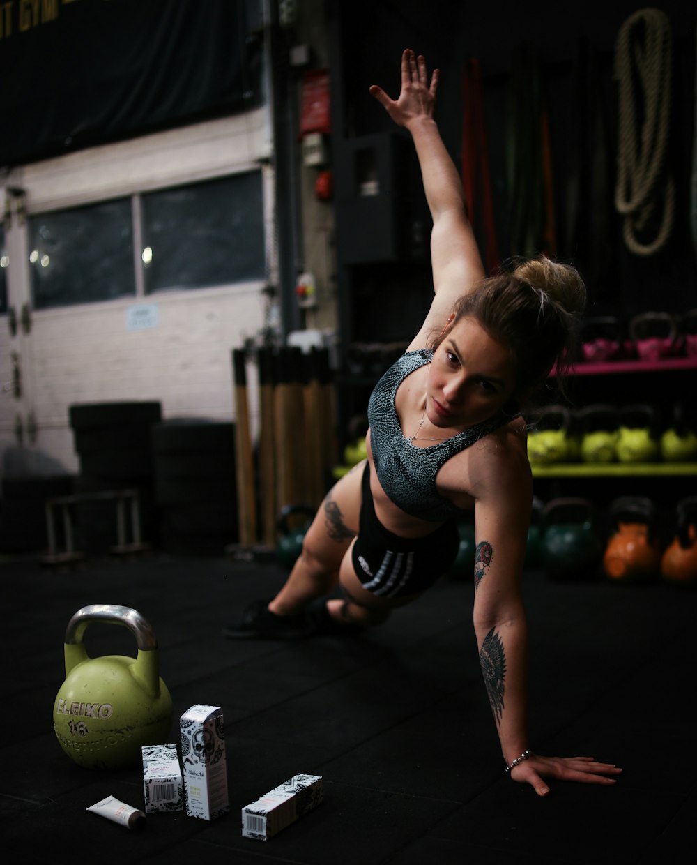 Frau trainiert im Fitnessstudio